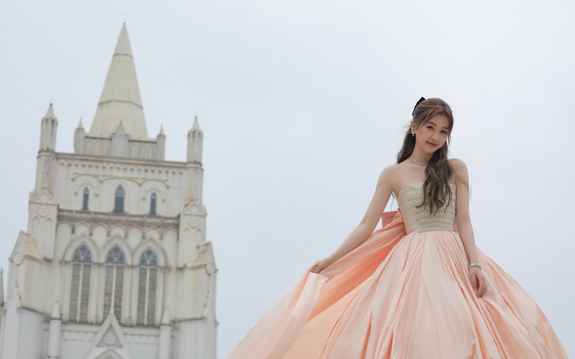 “足球文化节期间举办精彩足球表演赛，吸引众多观众”，足球舞台表演节目