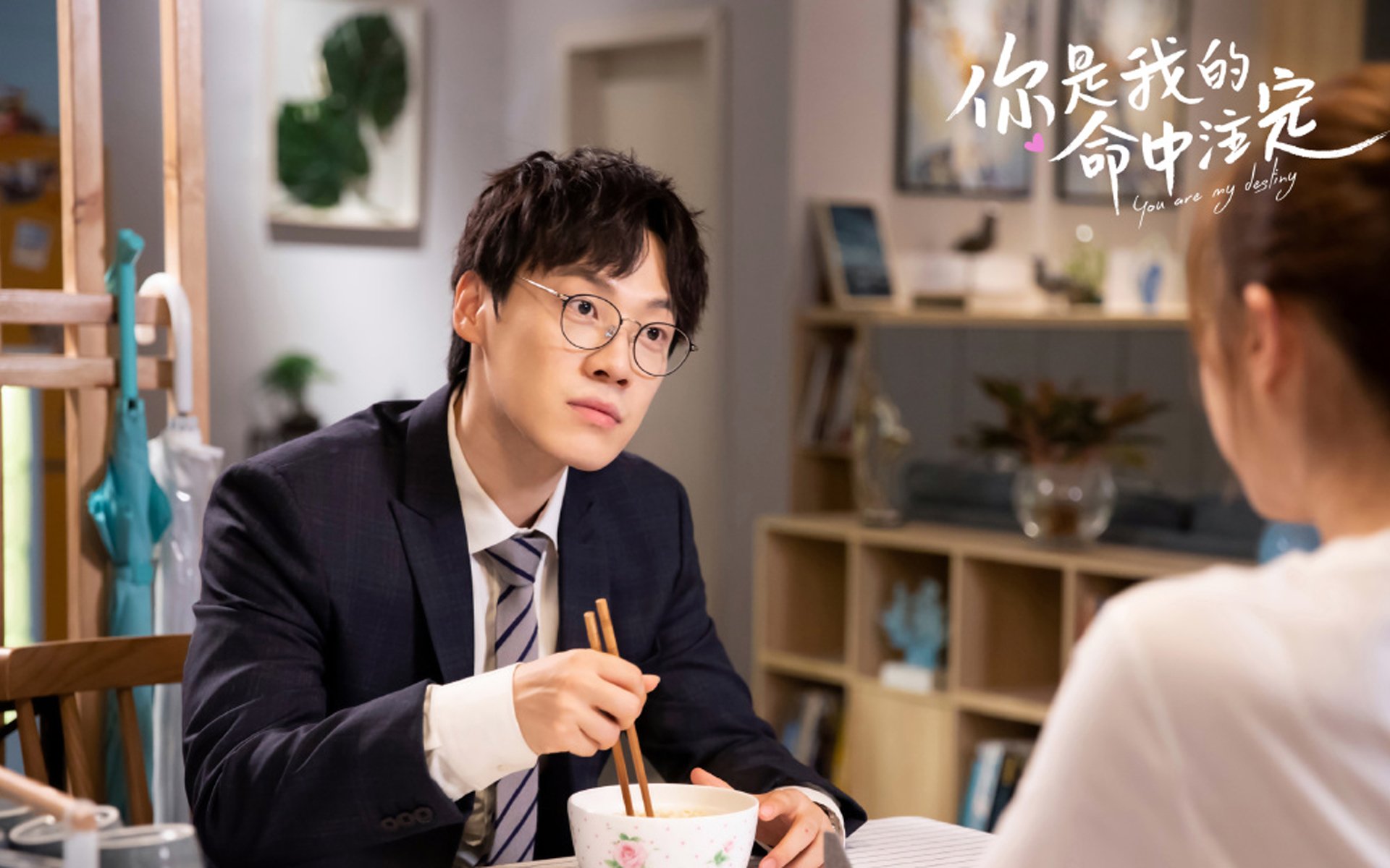 爱游戏官网-精彩对决中球员展现超凡实力，带领球队成功，精彩对抗