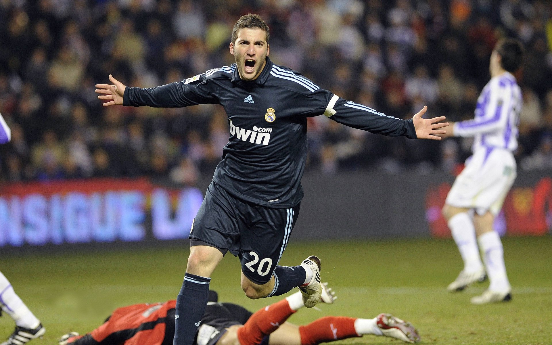 “战术深度：不同教练的战术大比拼”，教练在布置战术时讲到了常用的比赛阵型